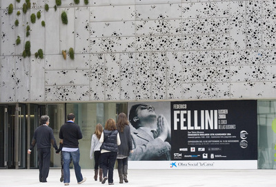 Varios visitantes ayer en el Museo San Telmo de San Sebastián.