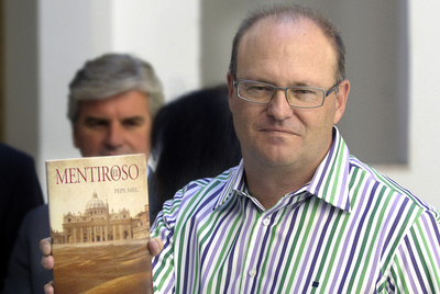 Pepe Mel muestra un ejemplar de  El mentiroso,  su primera novela.