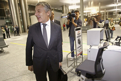 El ministro de Fomento, José Blanco, ayer en el aeropuerto de Lavacolla (Santiago).