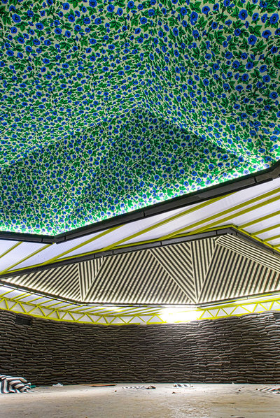 Sala de conferencias, construida e insonorizada con sacos de arena.