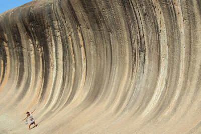 Surfistas en la ola granítica