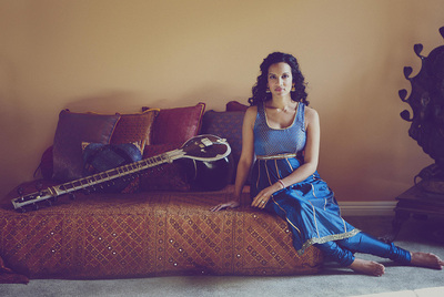 La sitarista Anoushka Shankar ha juntado el flamenco y la música india en su disco  Traveller. 