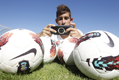 Álvaro Vadillo juega entre balones con su PlayStation.