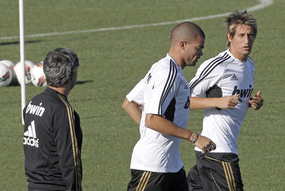 Mourinho, Pepe y Coentrao, durante el entrenamiento del Madrid.