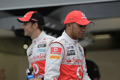 Lewis Hamilton se cruza con Jenson Button.