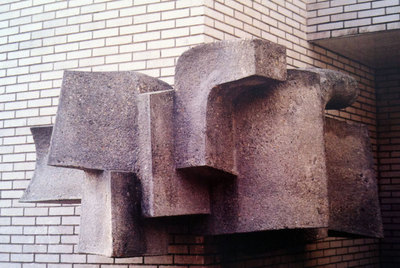 Aspecto original de la escultura de J. L. Sánchez en el Hospital Gregorio Marañón.