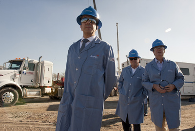 El  lehendakari  Patxi López visita una planta de gas en Dallas con el consejero Bernabé Unda.