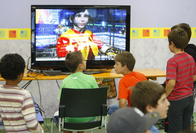 Unos niños juegan con uno de los videojuegos de temática manga, ayer durante el festival.