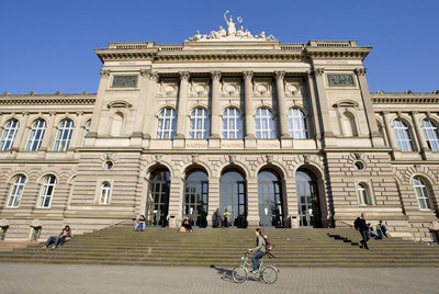 En la nueva Universidad de Estrasburgo (Francia) se han fusionado tres universidades, varias  grandes écoles  y un hospital.