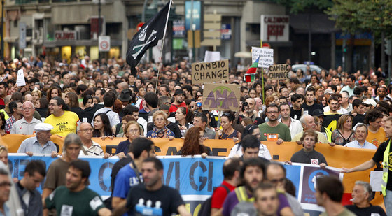 Más de 35.000 personas participaron ayer en la manifestación que recorrió las calles de Valencia.