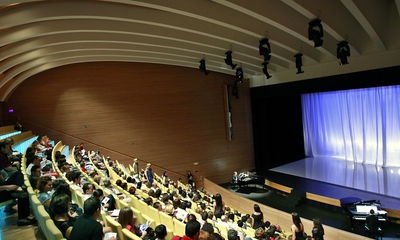 El público asistente al concierto de los alumnos del Centro de Perfeccionamiento Artístico Plácido Domingo, ayer en el Palau