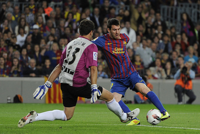 Messi regatea a Toño para marcar el primer gol del Barcelona.