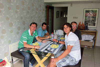 Un hogar en wimbledon. Junio de 2010. Almuerzo en la casa donde se instala Nadal con su equipo para disputar rnel torneo de Wimbledon.