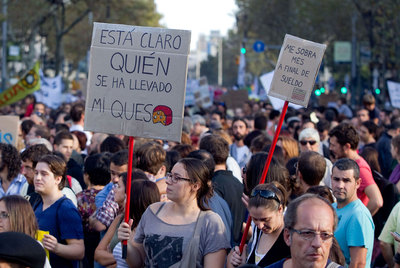 Miles de indignados, a su paso por la plaza de Catalunya y paseo de Gracia de Barcelona.