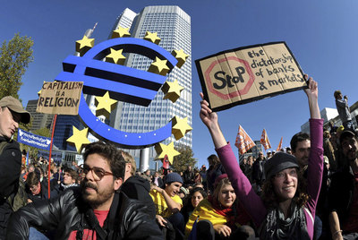 Sentada ante el Banco Central Europeo, en Fráncfort.