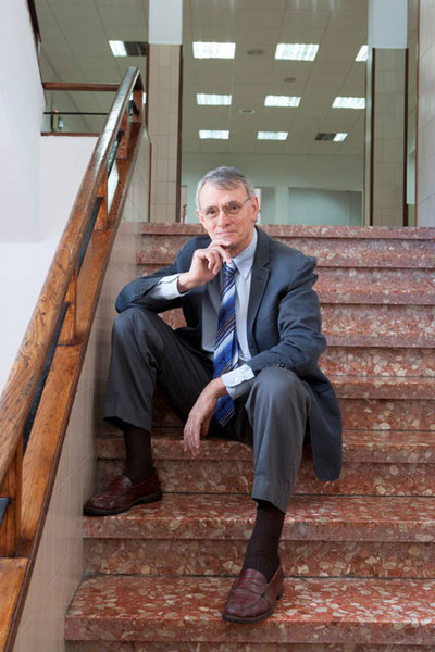 Antón Costas, en la escalera de la Escuela de Peritos (ingerios técnicos industriales) de Vigo.