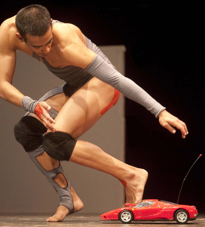 Un integrante de Danza Combinatoria en  Zona-Cuerpo .