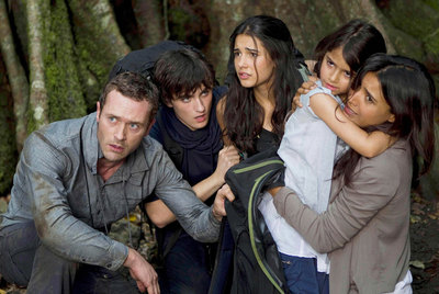 Los principales actores de  Terra Nova,  en una escena de la serie.