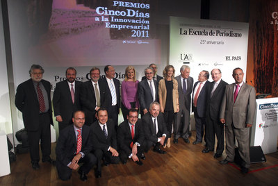 Desde la izquierda, Joaquín Estefanía, José Luis Sainz, Juan Luis Cebrián, Carlos Moro, Arianna Huffington, José María Sanz, Javier Robles, Cristina Garmendia, Felipe González, Manuel Mora, Antonio Brufau y Joaquín Chacón. Abajo, Ignacio Manrique, Juan Carlos Gallego, Jorge Rivera e Ignacio Polanco, ayer en la entrega de los Premios Cinco Días a la Innovación Empresarial y que celebraba también los 25 años de la Escuela de Periodismo UAM  EL PAÍS.