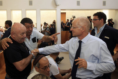 Noam Shalit, a la derecha, padre del soldado Shalit,  con el padre de una víctima de terrorismo, ayer en el Supremo, en Jerusalén.
