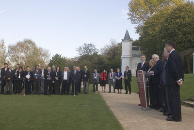 El ex primer ministro irlandés Bertie Ahern lee la declaración final de la conferencia junto a las otras cinco personalidades internacionales.