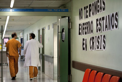 Una pancarta sobre la crisis y los recortes en sanidad en el hospital del Vall d'Hebron de Barcelona.