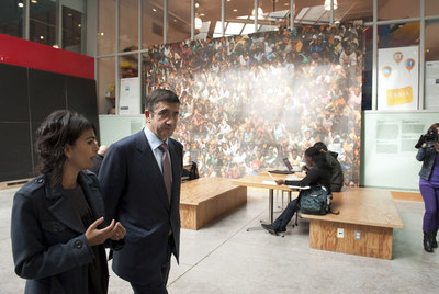 El  lehendakari,  Patxi López, y la directora de Open Government, Nagore de los Rios, ayer en el MIT en Boston.