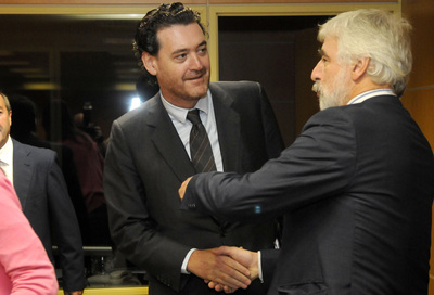 Miguel Zugaza (a la izquierda) saluda ayer al letrado mayor del Parlamento, Eduardo Mancisidor.