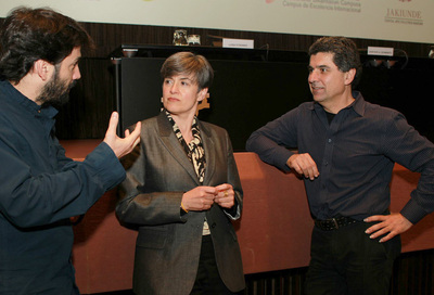 Los físicos Gustavo Schwartz (izquierda) y Alberto Rojo, acompañados por la escritora Luisa Etxenike.