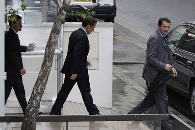 Nicolas Sarkozy, en el centro, tras visitar a Carla Bruni en la clínica donde ha  dado a luz.