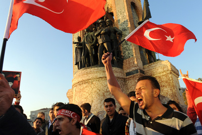 Ciudadanos turcos protestan en el centro de Estambul contra los ataques sufridos por militares turcos en Hakkari.