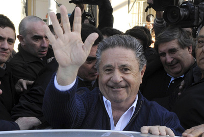 El candidato presidencial Eduardo Duhalde saluda tras votar en las elecciones de Buenos Aires, el pasado agosto.