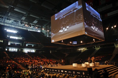 Las ponencias se realizan bajo un gran cubo convertido en pantalla múltiple.