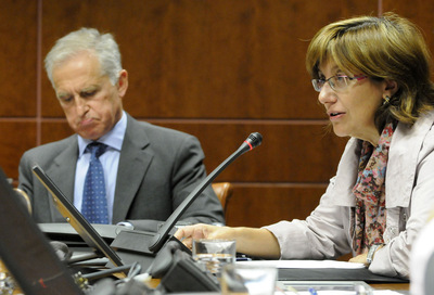 El director general del Guggenheim, Juan Ignacio Vidarte, y la consejera de Cultura, Blanca Urgell, ayer en el Parlamento vasco.