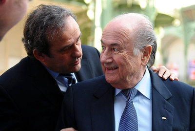 Michel Platini, presidente de la UEFA, y Joseph Blatter, de la FIFA.