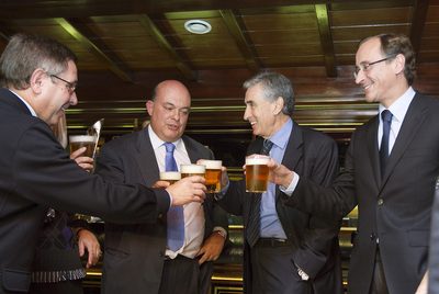 Mikel Cabieces, delegado del Gobierno en Euskadi; Emilio Olabarría, diputado del PNV; Ramón Jáuregui, ministro de la Presidencia, y Alfonso Alonso, diputado del PP, brindan por el fin de ETA.
