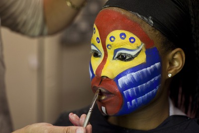 Sesión de maquillaje para el musical El Rey León en el montaje del West End londinense el pasado mes de junio.