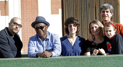 De izquierda a derecha, Marcelo Sahea, Ricardo Aleixo, María Salgado, Gabriela Daniell junto a su hija Nina y su marido Sergio Bressky.