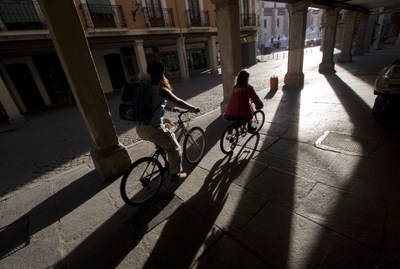 Adentrarse en el corazón de Alcalá por su zona peatonal, uno de sus grandes atractivos.
