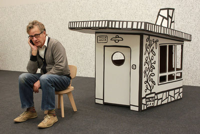 El diseñador Javier Mariscal, ayer en San Sebastián junto a su creación   Villa Julia,   una casita de cartón para niños.