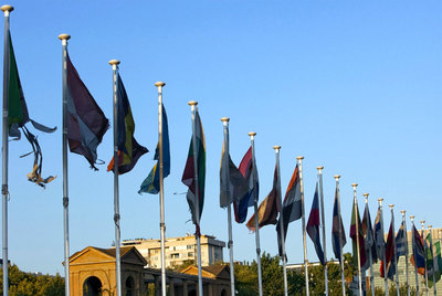 Las 43 banderas de la sede de la Unión por el Mediterráneo, en el Palacio de Pedralbes, el pasado martes.