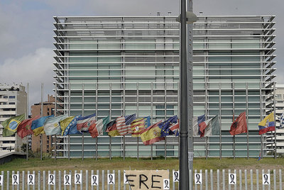 Banderas a media asta en contra del ERE en el centro Príncipe Felipe