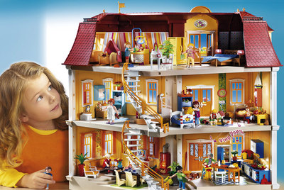 Una niña juega con muñecos de Playmobil, producidos en Onil.