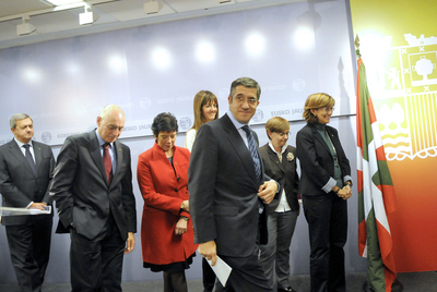 El  lehendakari,  Patxi López, en primer término, tras su comparecencia de ayer en Vitoria. Detrás sus consejeros de Economía, Carlos Aguirre; Interior, Rodolfo Ares; Educación,  Isabel Celaá; Justicia y portavoz, Idoia Mendia; Empleo y Asuntos Sociales, Gemma Zabaleta,  y Cultura, Blanca Urgell (de izquierda a derecha).
