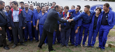 LA PLANTILLA DE FORD APLAUDE AL EXMINISTRO