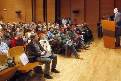 Presentación de Sortu en Bilbao, con Iñigo Uruin en el atril. A la izquierda, en primera fila, Rufi Etxeberria.