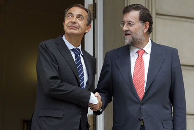 El presidente del Gobierno, José Luis Rodríguez Zapatero, y el líder del Partido Popular, Mariano Rajoy, se saludan a la entrada de La Moncloa en una imagen de 2008.