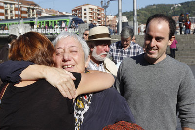 Dos personas se abrazan en un momento de la concentración de Gesto por la Paz en Bilbao.