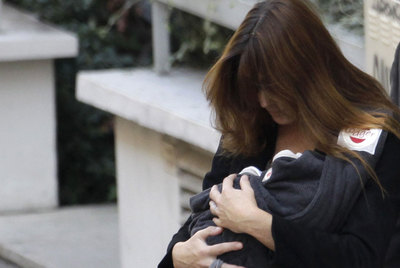 CARLA BRUNI Y GIULIA YA ESTÁN EN CASA