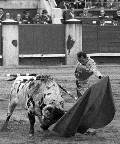 Antoñete, durante su memorable faena al toro  Atrevido,  en Las Ventas, el 15 de mayo de 1966.